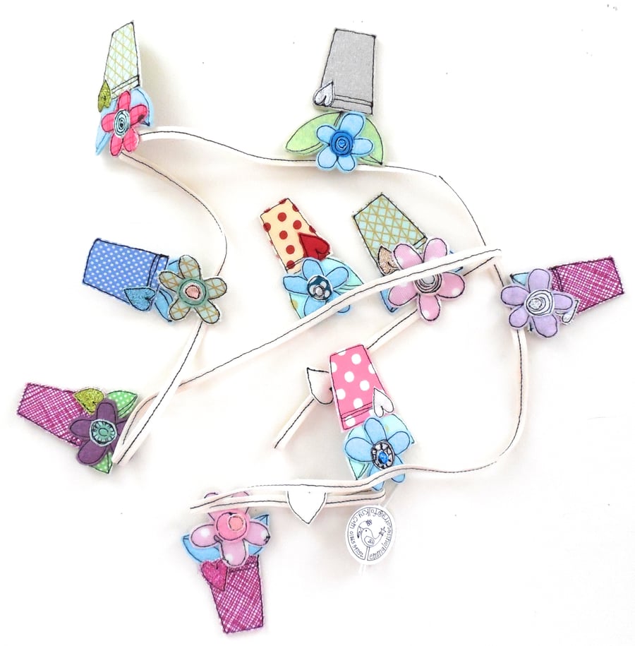 Flower Pot Bunting - Maroon Cross Hatch