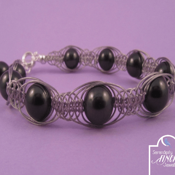 Black Shell Pearl Macrame Bracelet