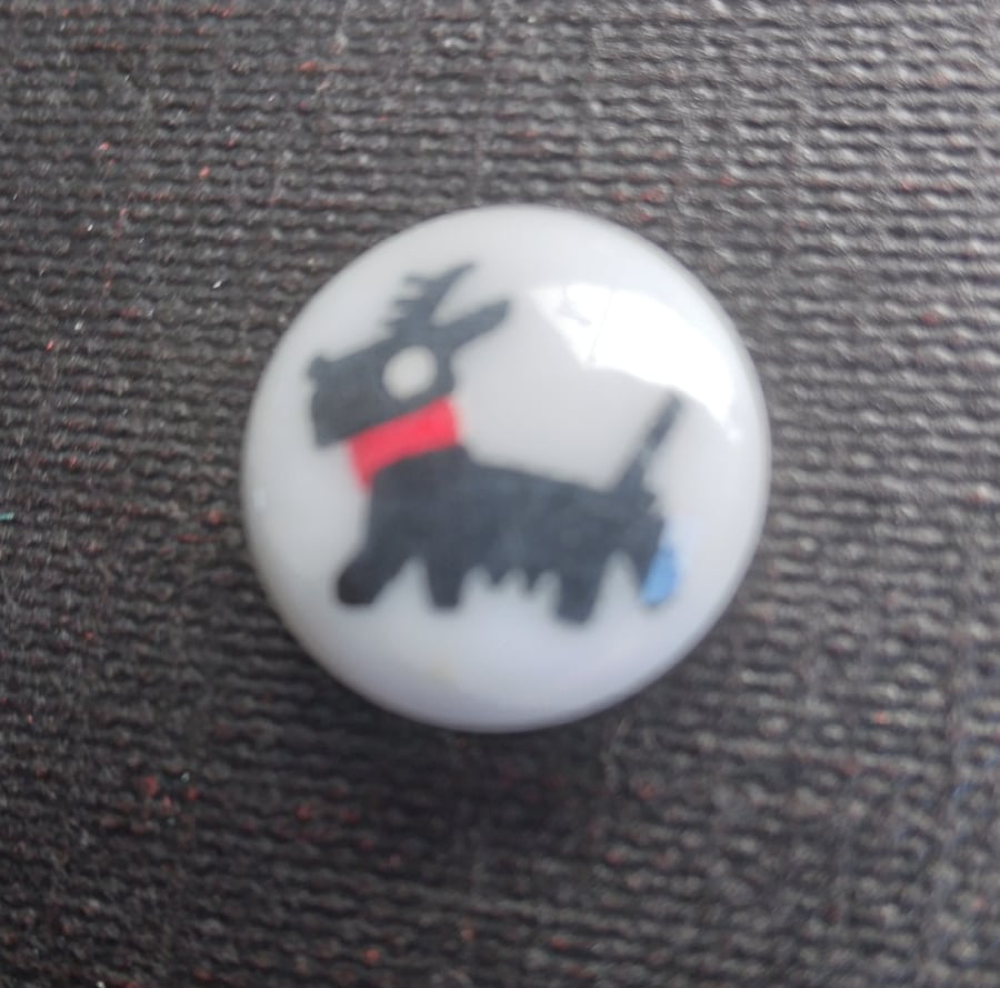 Buttons with a picture of a scottie dog. 15mm. Pack of 6 buttons