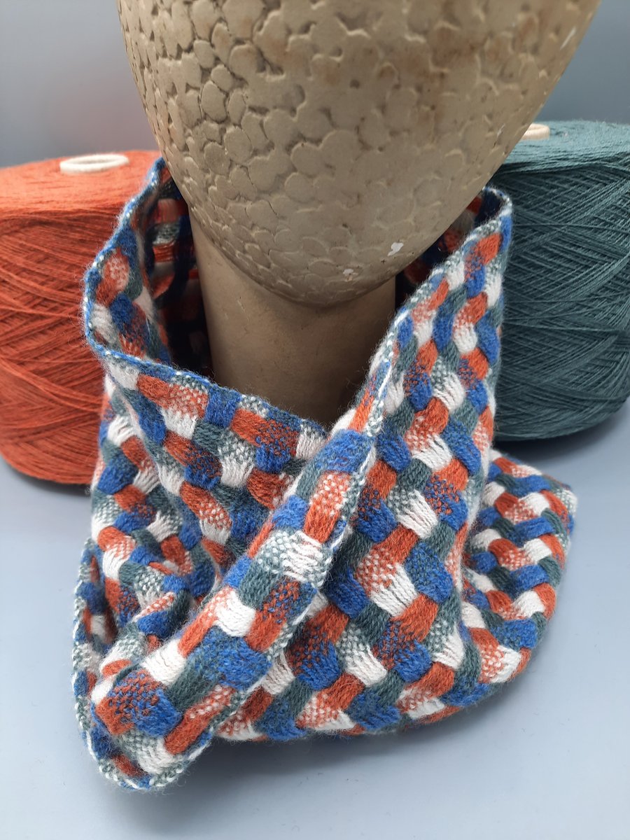 Cheerful chubby cowl with a twist - Blue skies