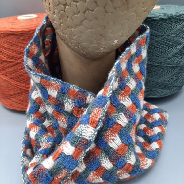 Cheerful chubby cowl with a twist - Blue skies