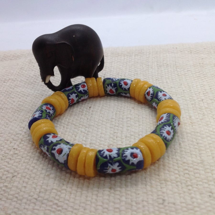 7" African bead bracelet with flowery multicolour beads