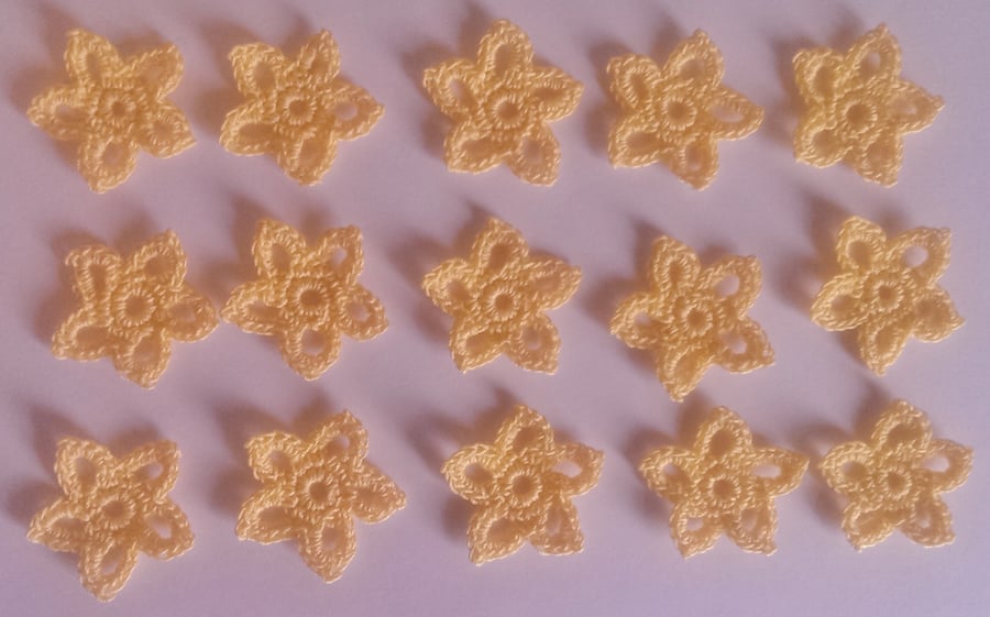 15 CREAM STARS 2.5cm - 100% COTTON ALL HAND CROCHET - GREAT FOR CRAFTS or CARDS