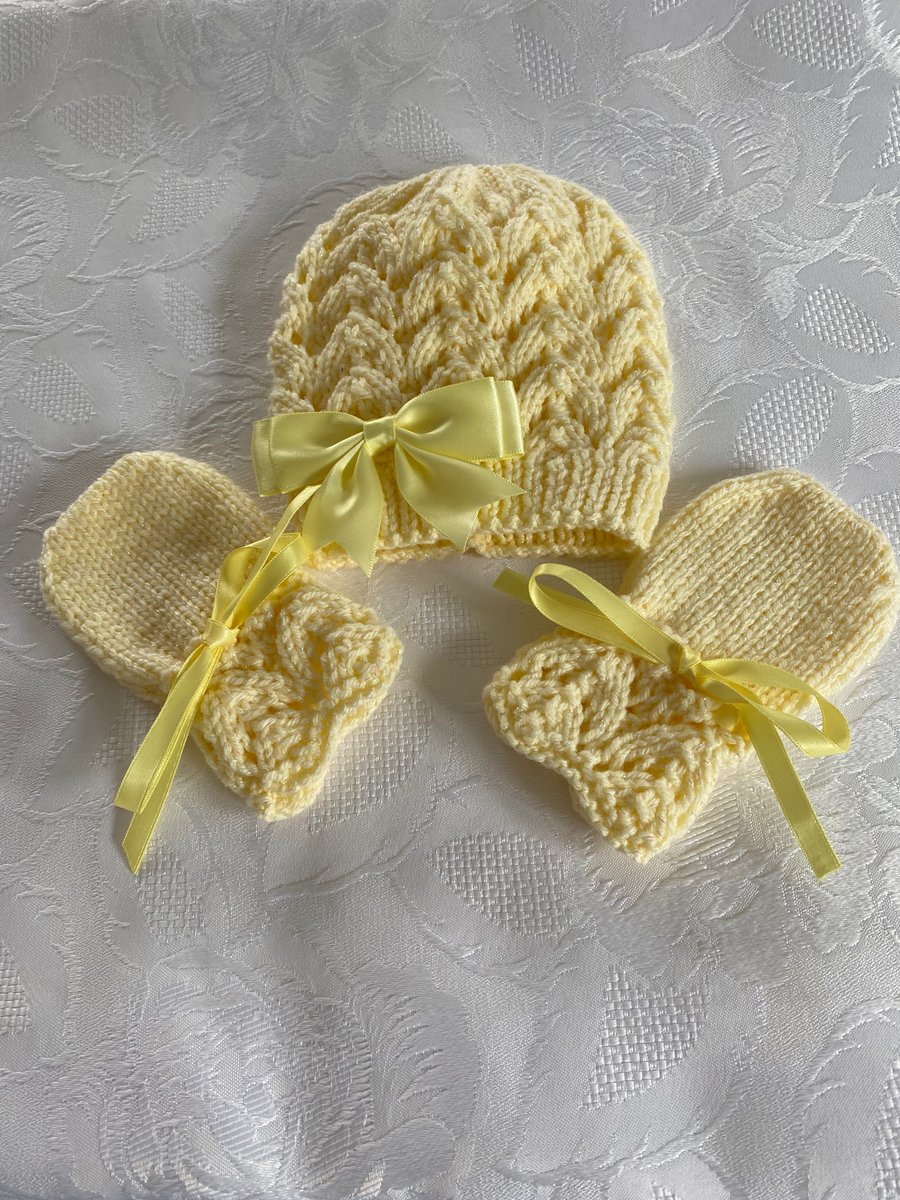 Hand Knitted Lemon Patterned Baby  Hat and Mittens Size 0 - 3 Months