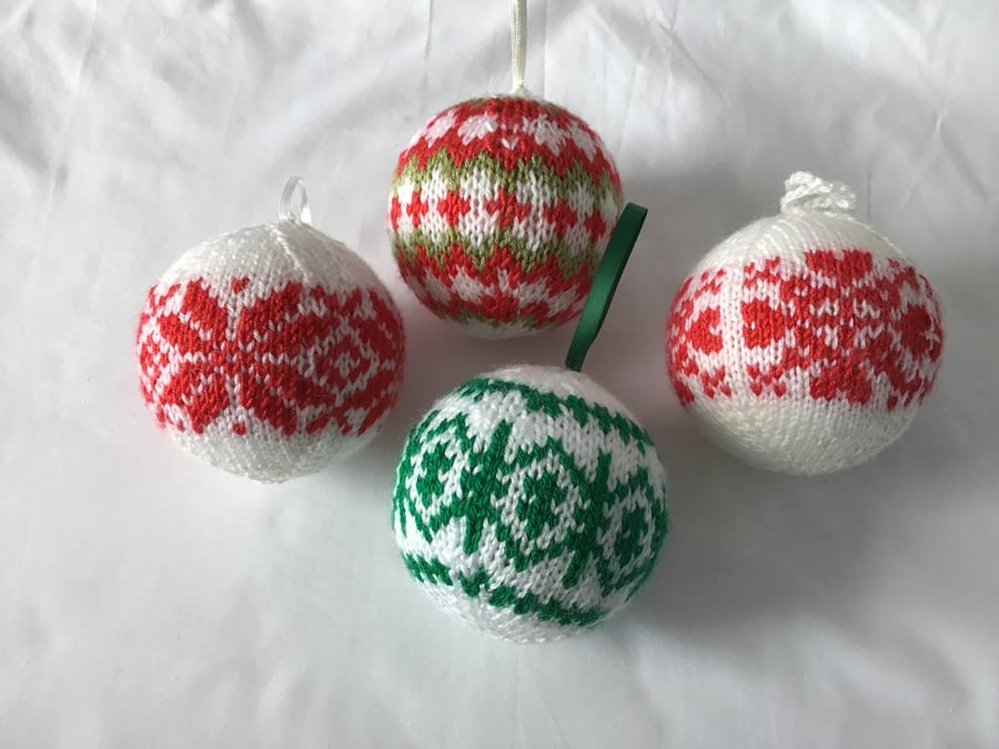 Knitted baubles (set of 4)
