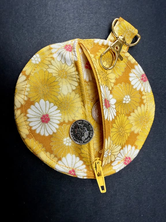 Circular zipped pouch (for earphones, keys, change etc...) - Japanese daisies