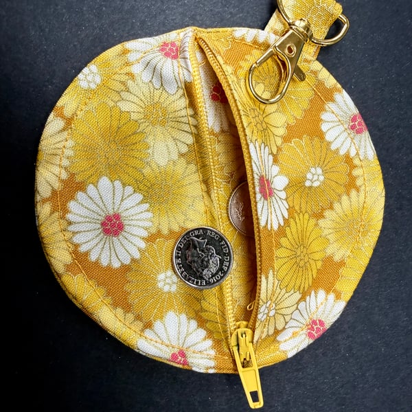 Circular zipped pouch (for earphones, keys, change etc...) - Japanese daisies