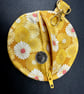 Circular zipped pouch (for earphones, keys, change etc...) - Japanese daisies
