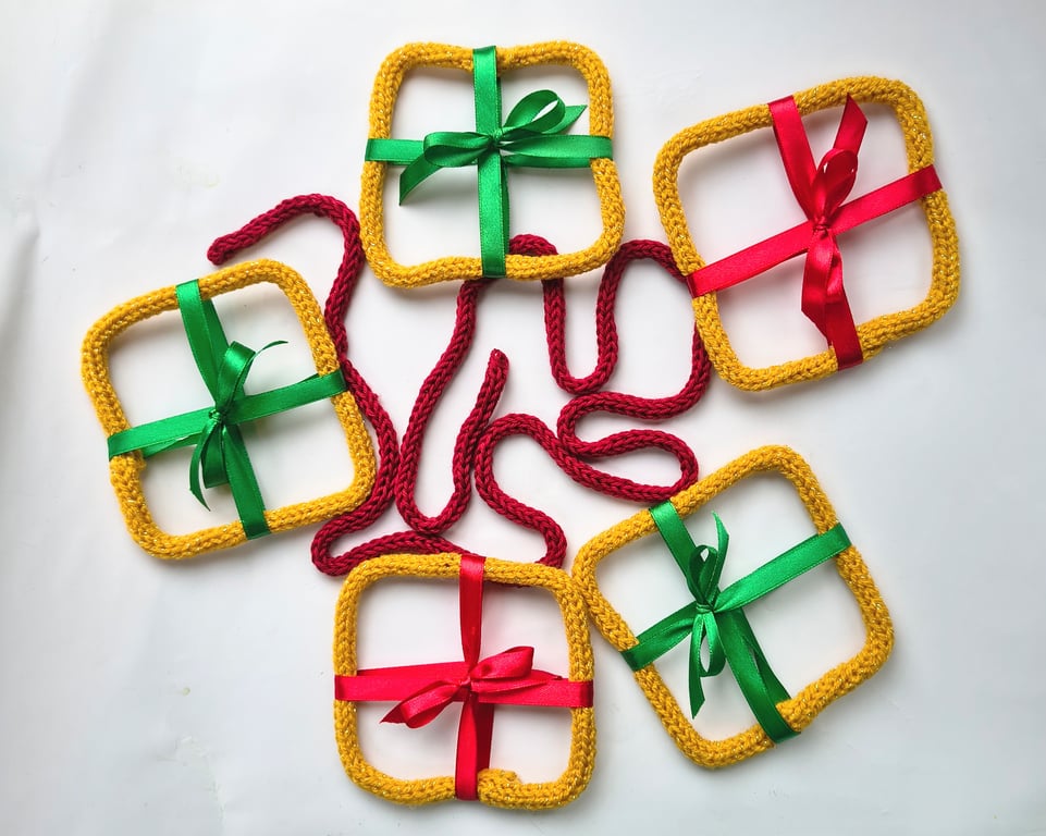 Christmas present garland Free Postage