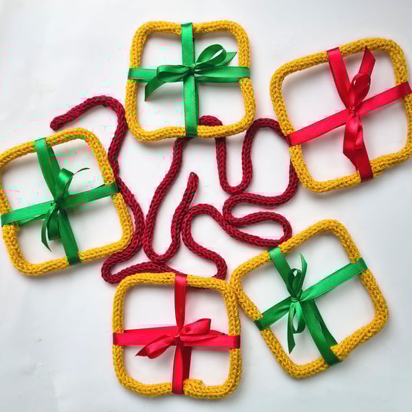 Christmas present garland Free Postage