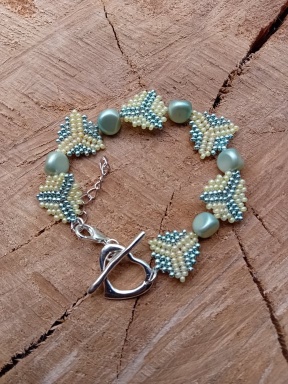 Shimmering metallic green and yellow triangles beaded bracelet