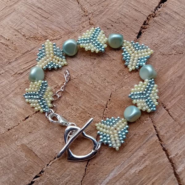 Shimmering metallic green and yellow triangles beaded bracelet