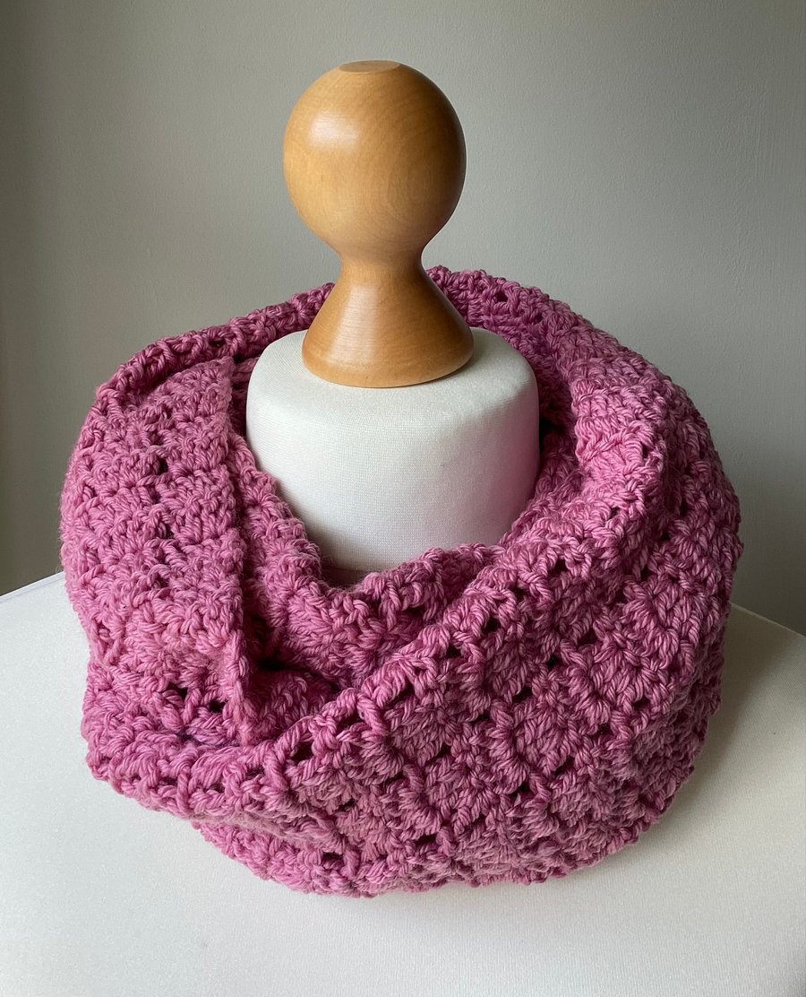 Infinity circle scarf in Merino wool, colour Rose