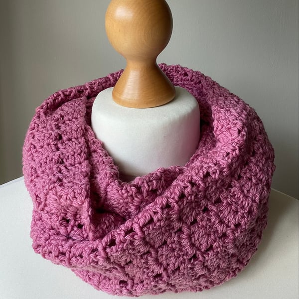 Infinity circle scarf in Merino wool, colour Rose