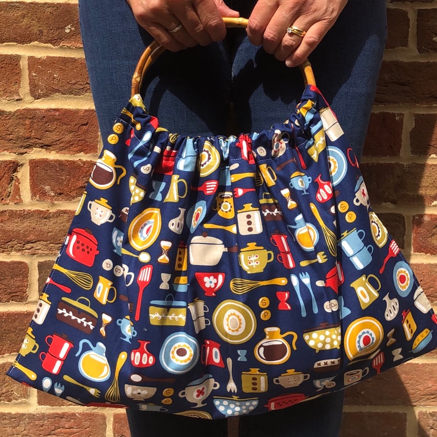 Vintage style bag with bamboo handles