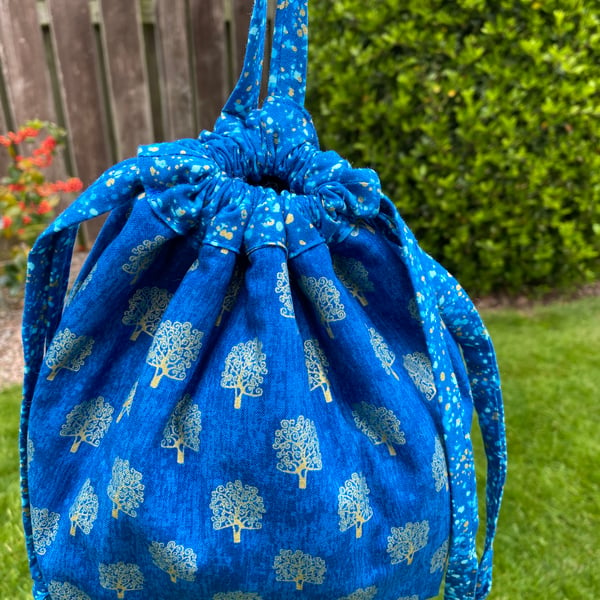 https://imagedelivery.net/0ObHXyjKhN5YJrtuYFSvjQ/i-49c733d8-e44d-4caa-817b-af1d95ce664a-Blue-with-gold-trees-Cotton-Drawstring-with-hanging-Tab-Tots-Gear-and-The-Sewing-Bothy/shopitem