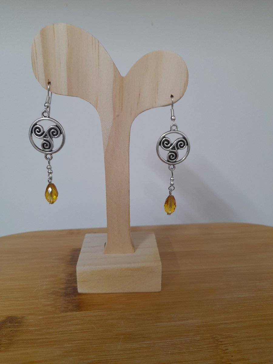 SILVER AND FACETED GOLDEN TEARDROP CHARM EARRINGS.