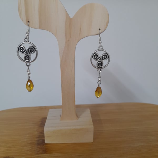SILVER AND FACETED GOLDEN TEARDROP CHARM EARRINGS.