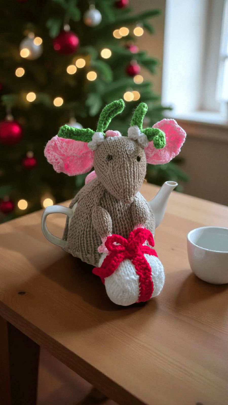 Christmas mistletoe mouse tea cosy 