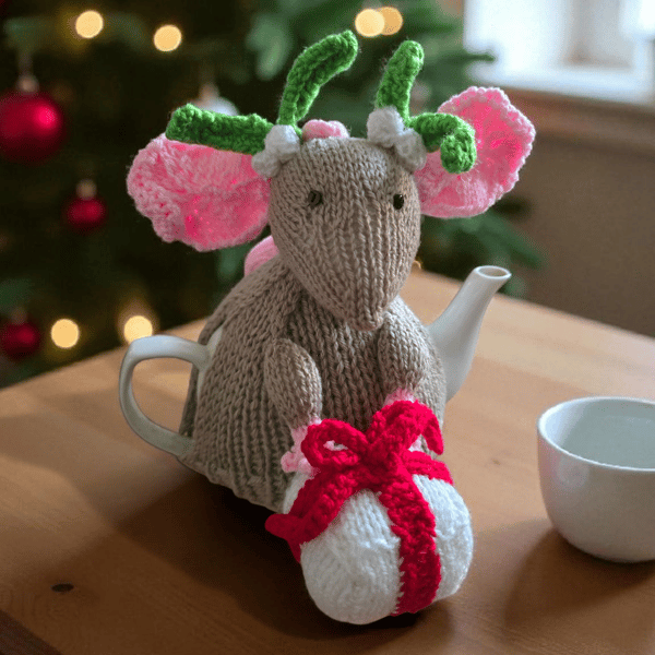 Christmas mistletoe mouse tea cosy 