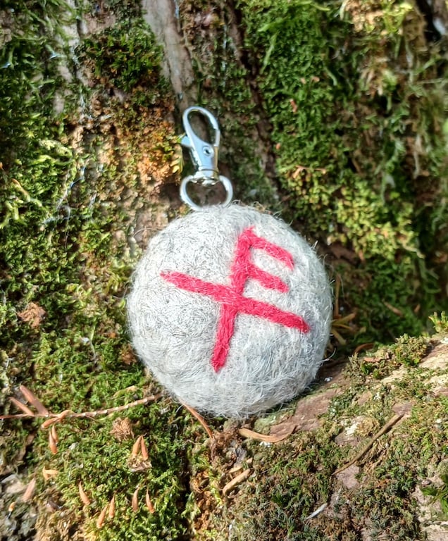 Rune Good Luck keyring