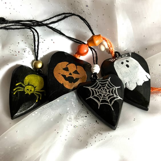4 spooky Halloween hearts 
