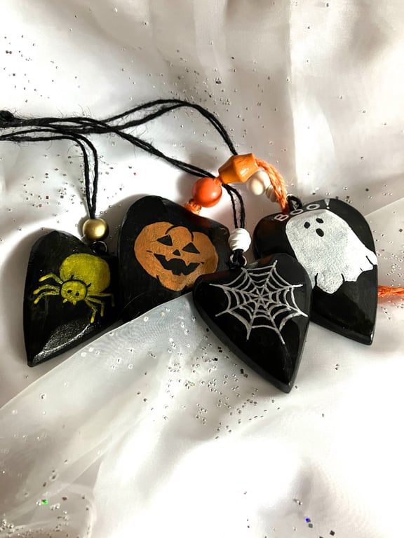 4 spooky Halloween hearts 