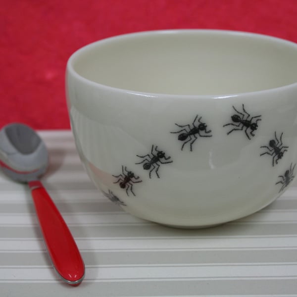 Porcelain bowl with ant trail decoration