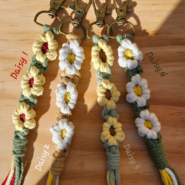 Handmade Macramé Daisy Keychain Bag Charm – 4 Colour Options