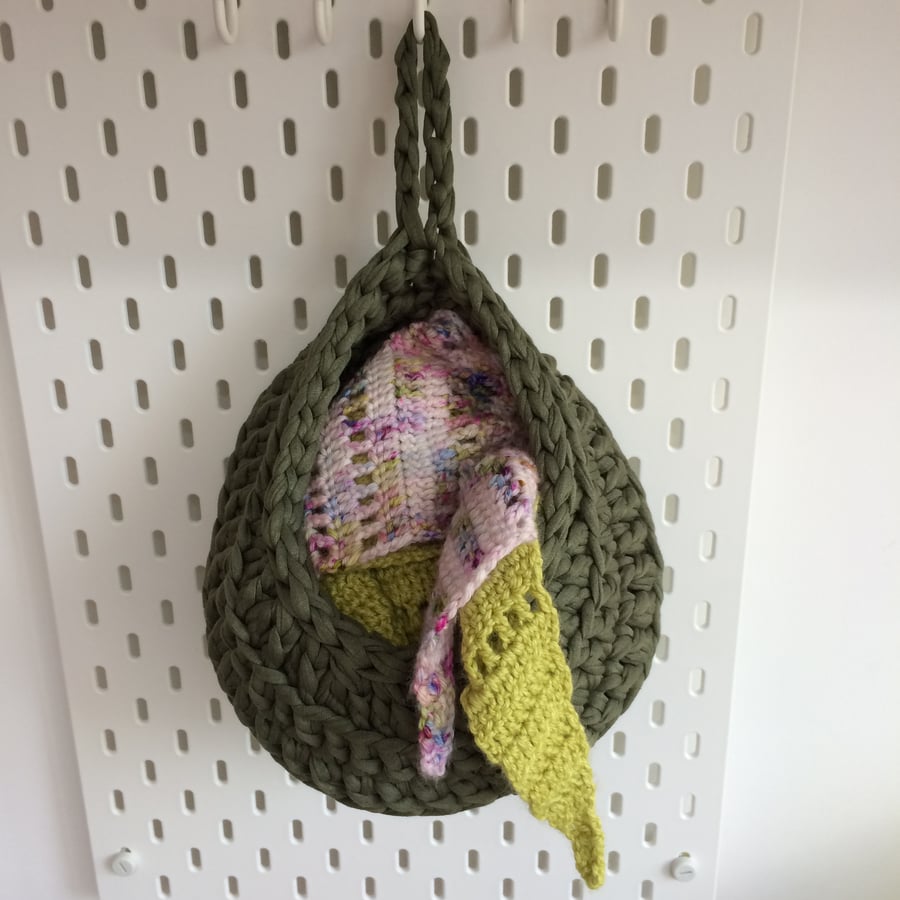 Small crochet hanging basket - khaki