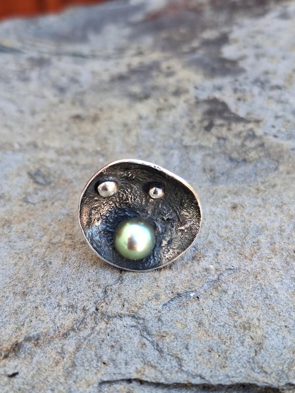 Statement 925 silver ring with patina and cultured natural pearl.