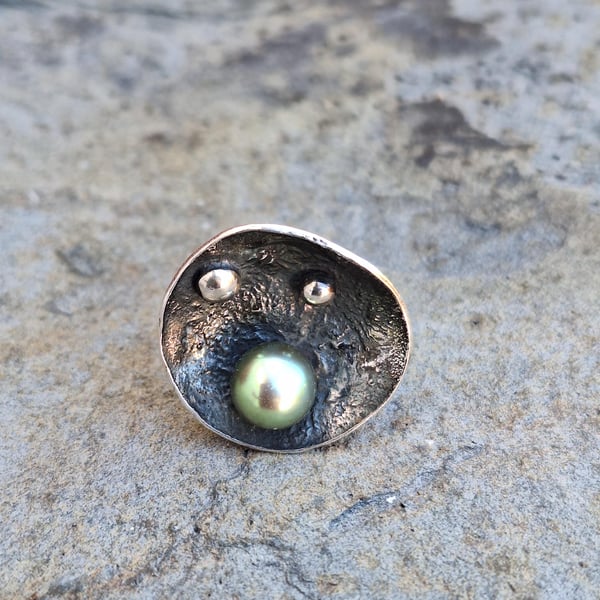Statement 925 silver ring with patina and cultured natural pearl.