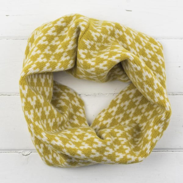 Arrow knitted cowl - piccalilli