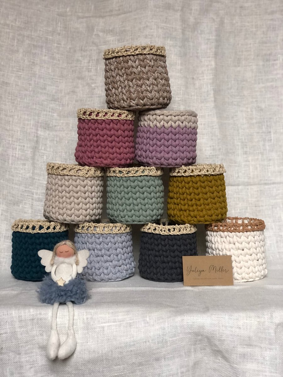 Small plant pot, desk pencils storage