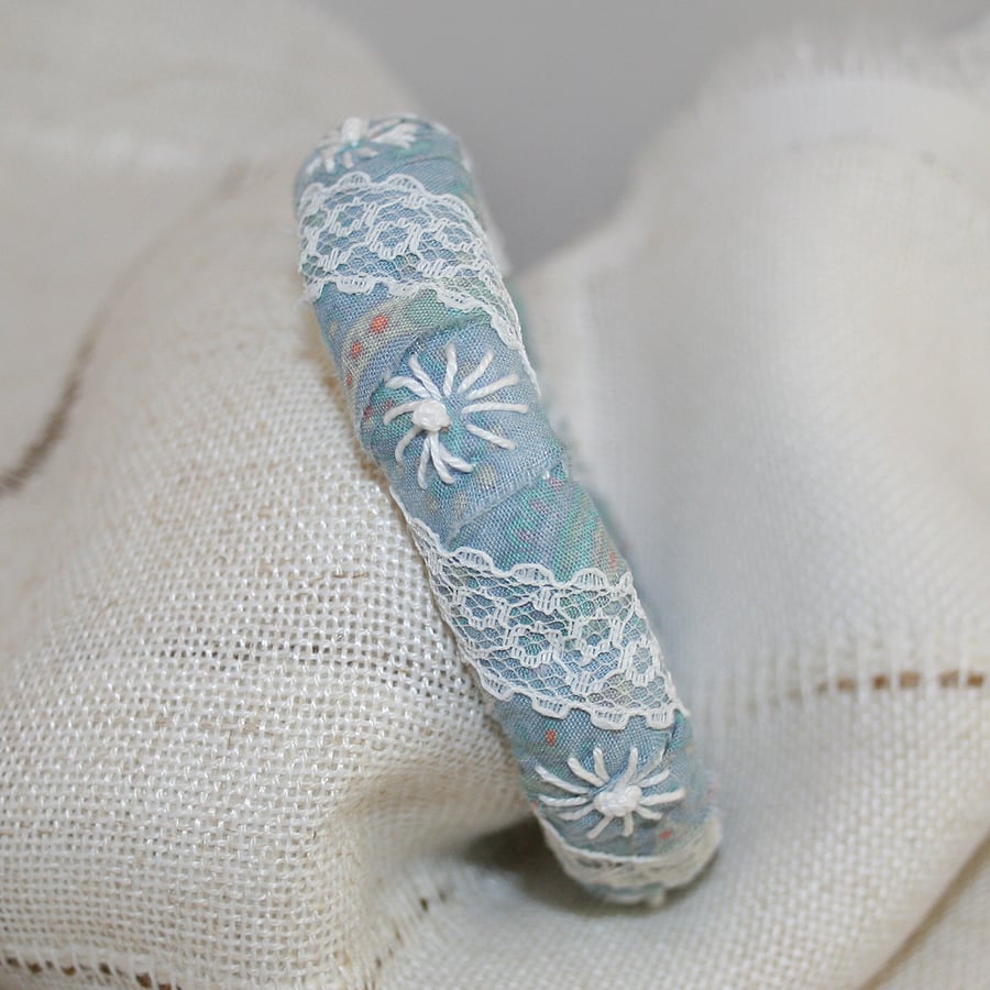 Embroidered Bangle blue with white daisies