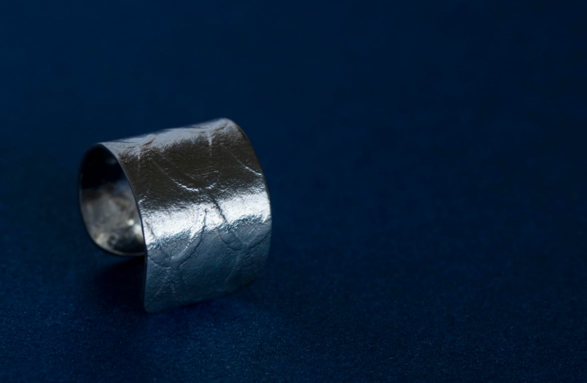 Chunky ear cuff with a dragon scale design