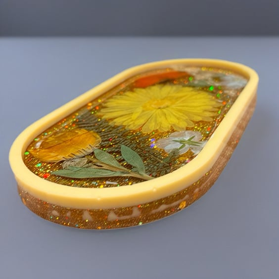 Handmade Resin Trinket Tray with Pressed Flowers – Floral Jewellery Dish, Gold 