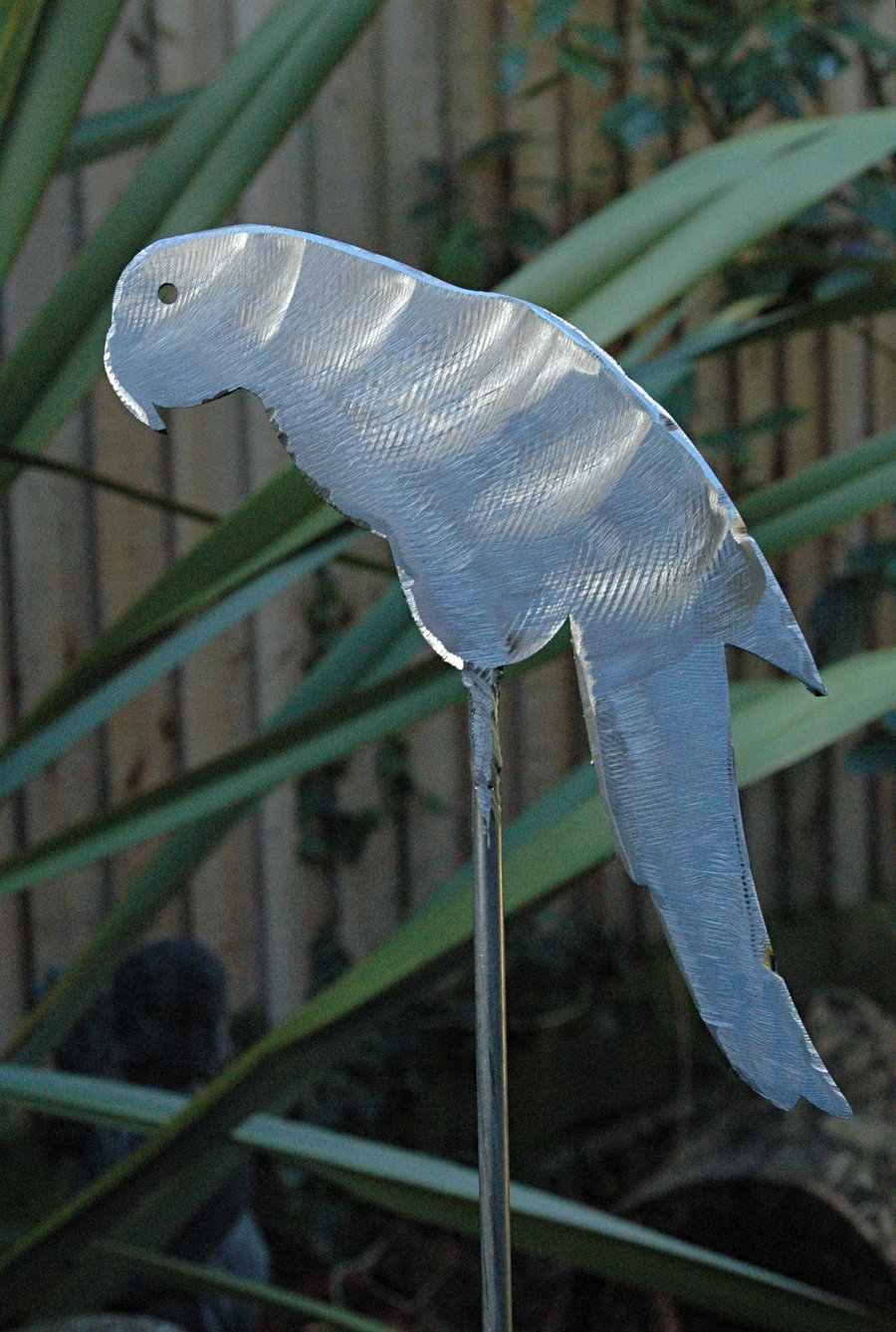Self supporting 'in-pot' sculptured metal parrot plant support