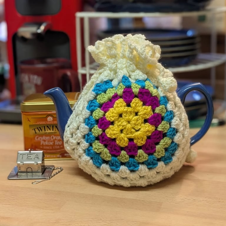 Retro Granny Square Tea Cosy to fit medium sized 4-6 cup teapot (cream)