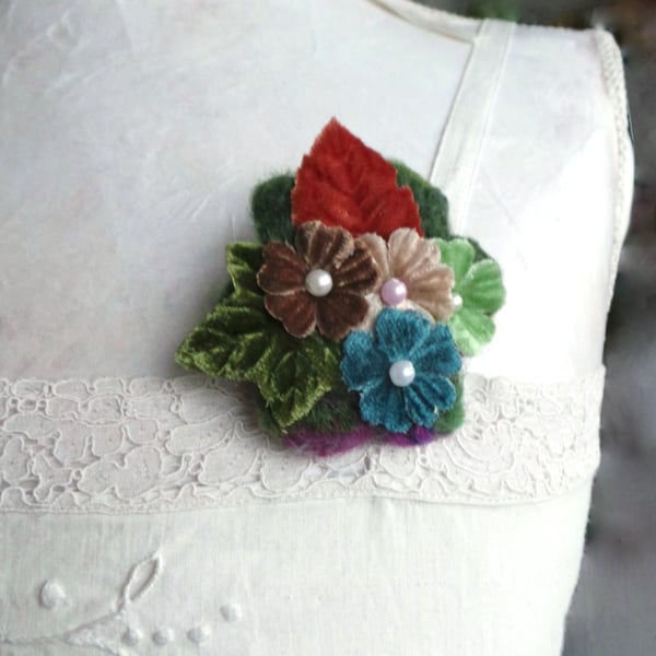 Flower power brooch