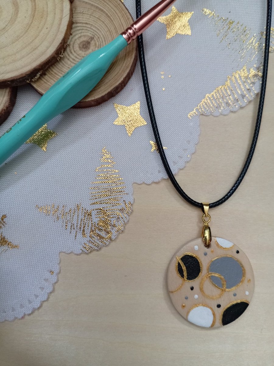 Monochrome circular patterned wooden necklace 
