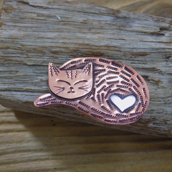 Copper sleeping cat brooch 