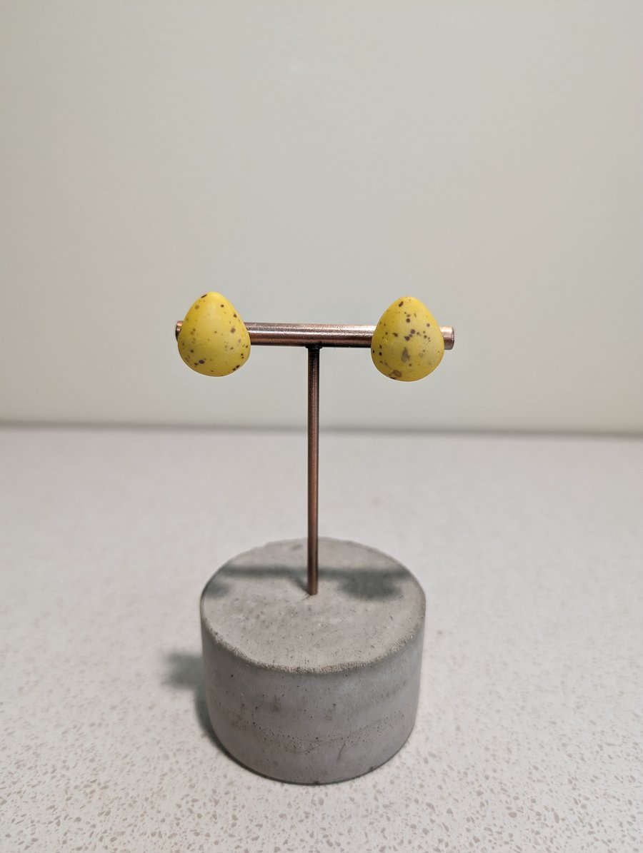 mini egg studs - yellow