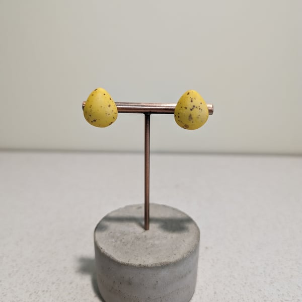 Mini egg studs - yellow Clip on
