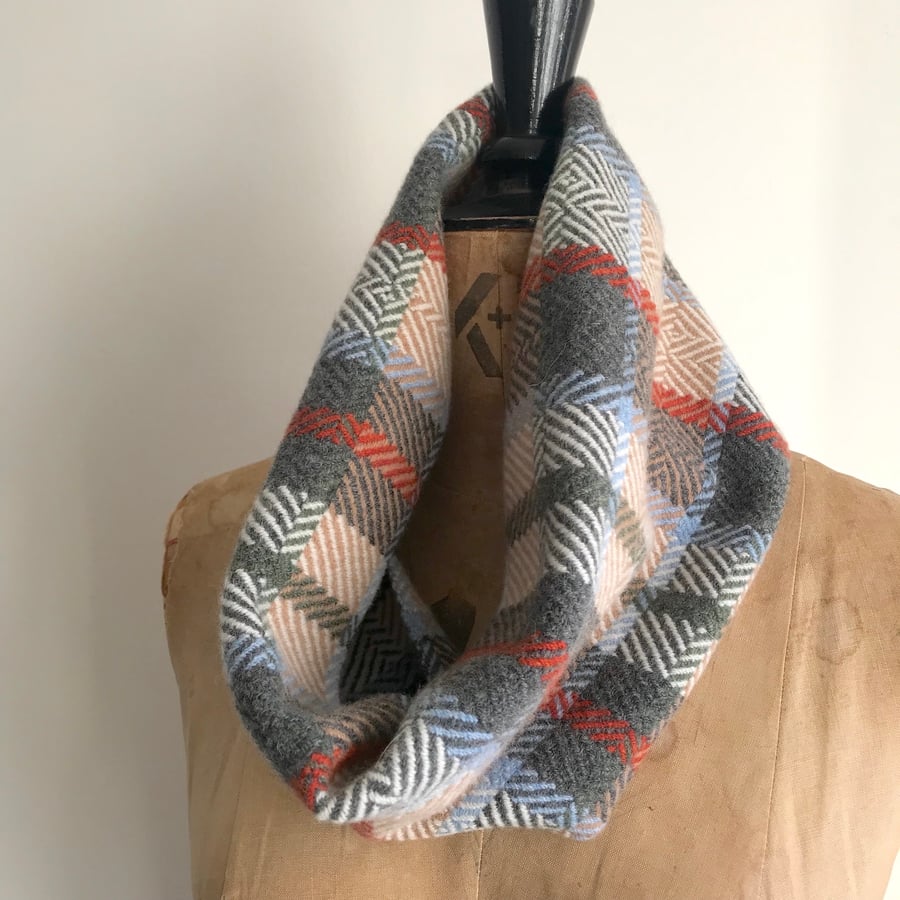 SALT PIER MUSING - Graphite-Oxide-Sea Salt - Handwoven cowl