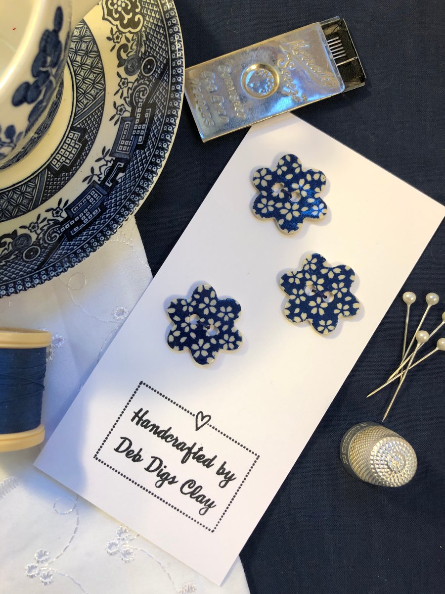 Set of 3 handcrafted ceramic buttons decorated with blue and white flowers