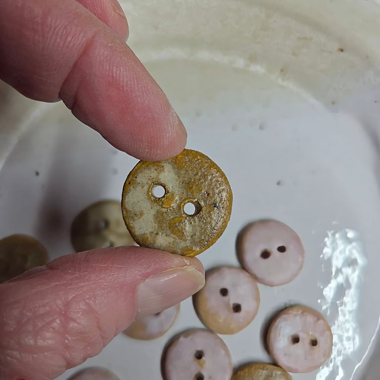 Pack of 6 rustic ceramic buttons