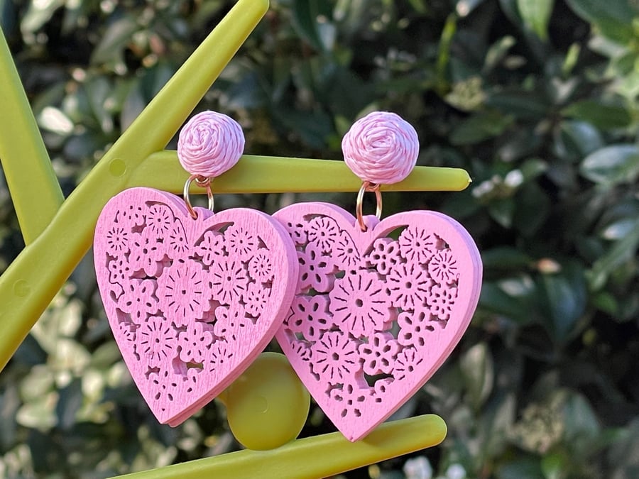 WOODEN PINK HEART EARRINGS raffia post pink cute