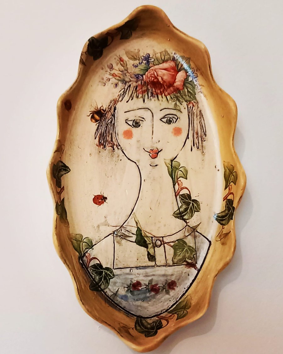 Small figurative dish 