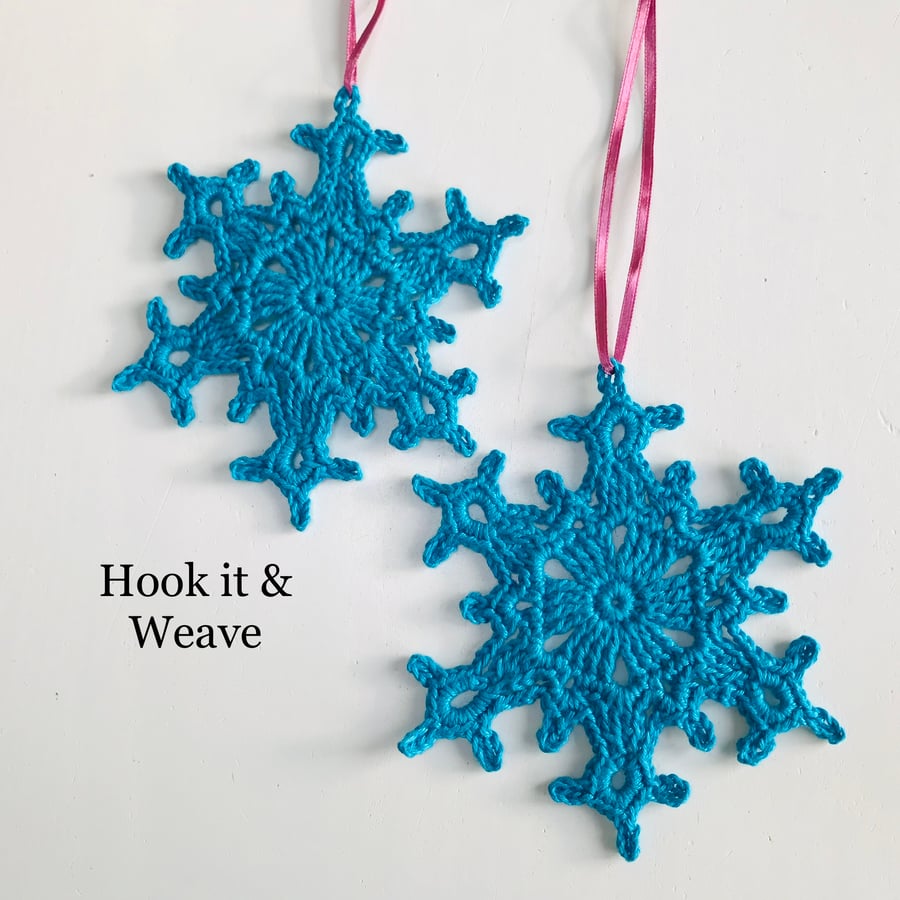 Snowflake decorations (crocheted cotton blue)